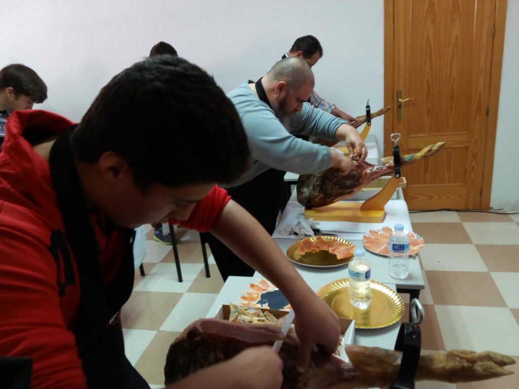 Alumnos cortando jamón